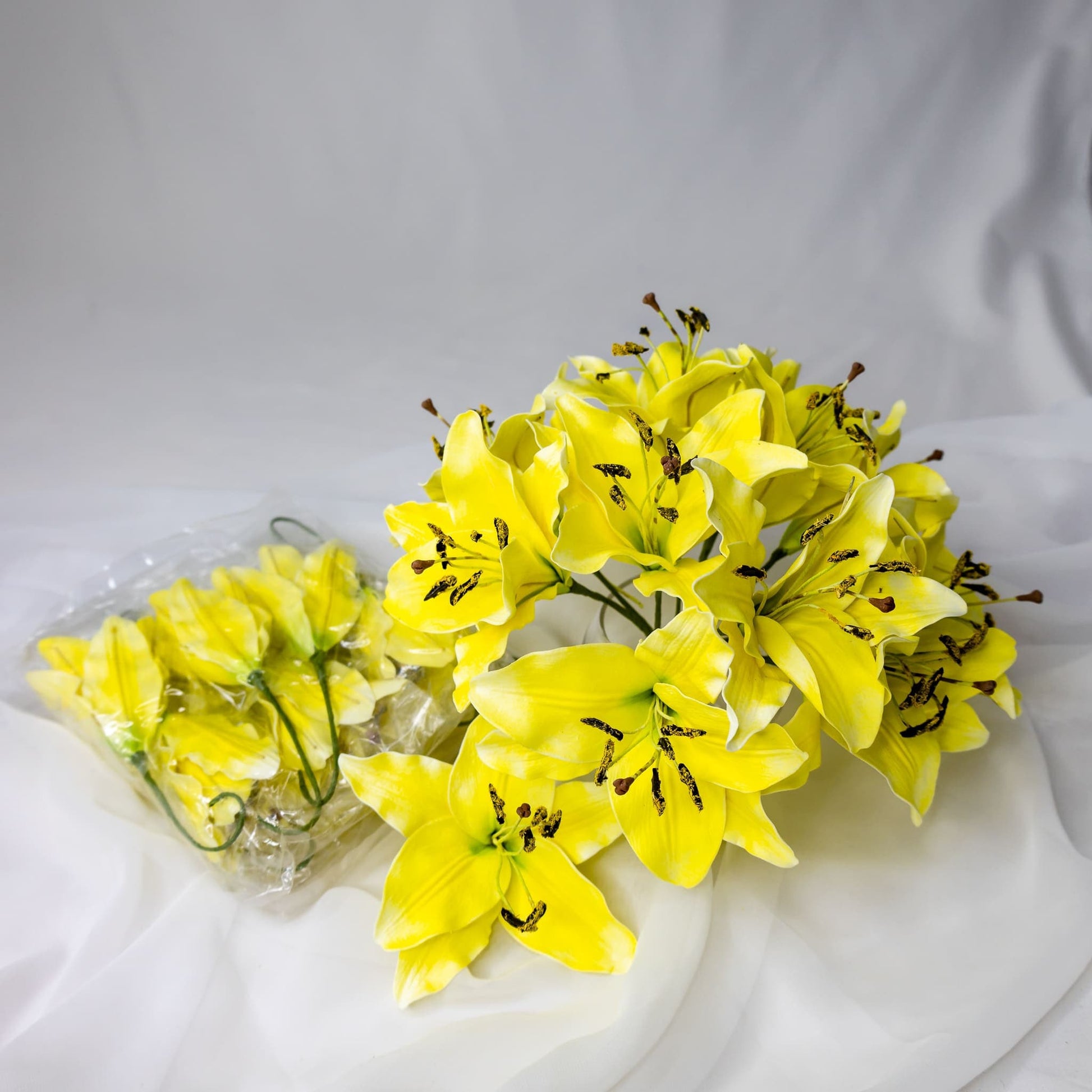 artificial Yellow Asiatic Lily Flowerhead in clear glass vase